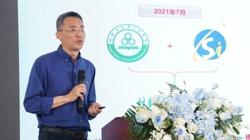 杭师大材化学院副院长、有机硅实验室副主任李志芳介绍有机硅实验室情况